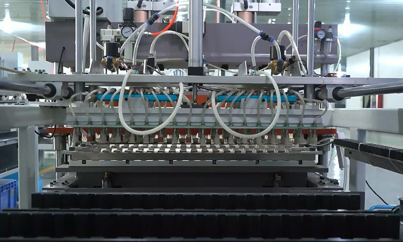 Production mécanisée entièrement automatique de couverts en bambou
